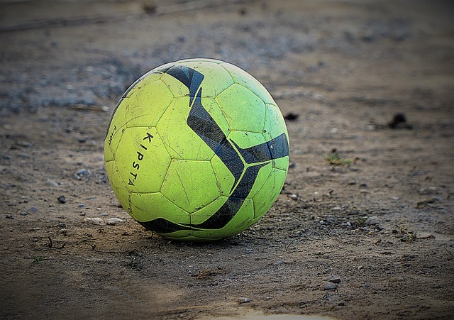 雄鹿憾负！利拉德最后14秒上篮失误，库里场边庆祝激动.